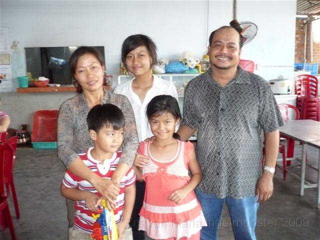 0053 bij de familie van pr. Hung.JPG